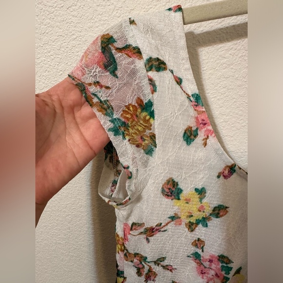 EUC CANDIE’S Floral Scoop Neck Crop Top - Picture 4 of 5